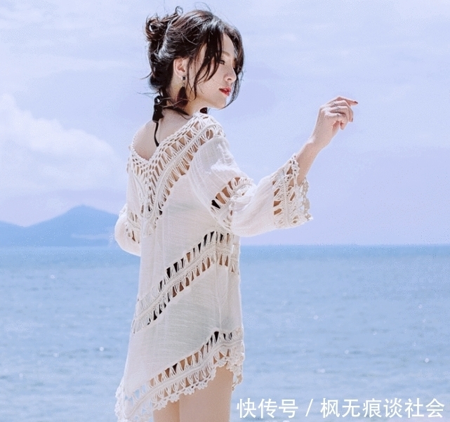 看起来|丸子头模特沙滩拍摄写真, 衣服很仙气, 让模特看起来像个小萝莉