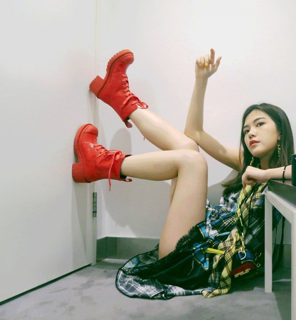 亲身示范丨原来真的可以在试衣间自拍出时尚芭莎封面!