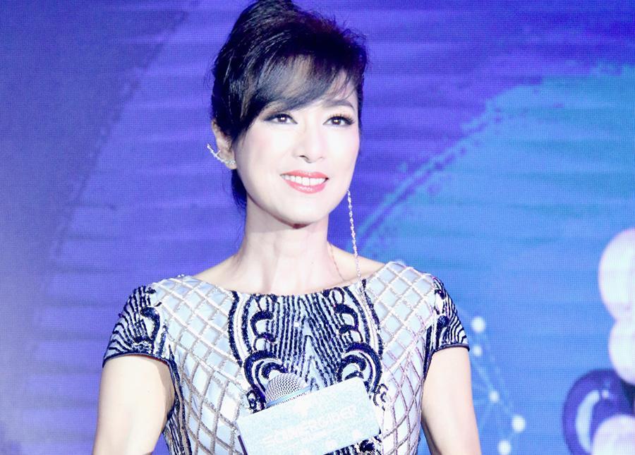 63岁米雪要逆天？穿刺绣连衣裙减龄不够，还扎了少女系的丸子头