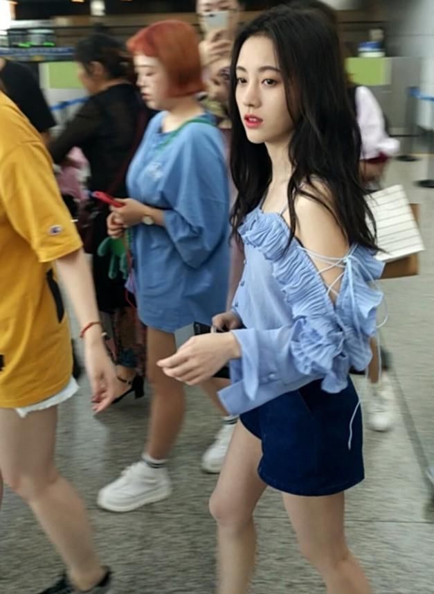 鞠婧祎穿这么紧的短裤，居然还有缝隙，网友：这腿简直跟棍一样