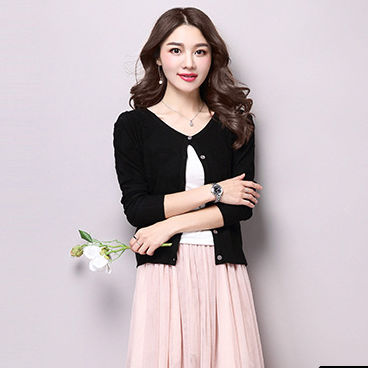 我滴天，53岁姨妈也太时髦了，秋天穿小衫配短裙，美嫩赛90后