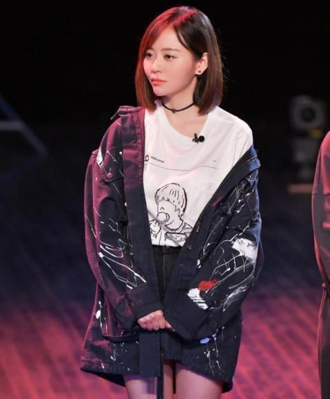 恢复单身后张靓颖焕然一新，一改以往长发形象，一头短发惊艳四座