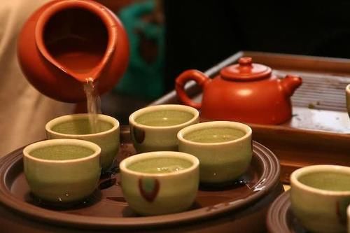 美国人非常不解：这么好的东西，价格又贵，中国人为什么天天喝？