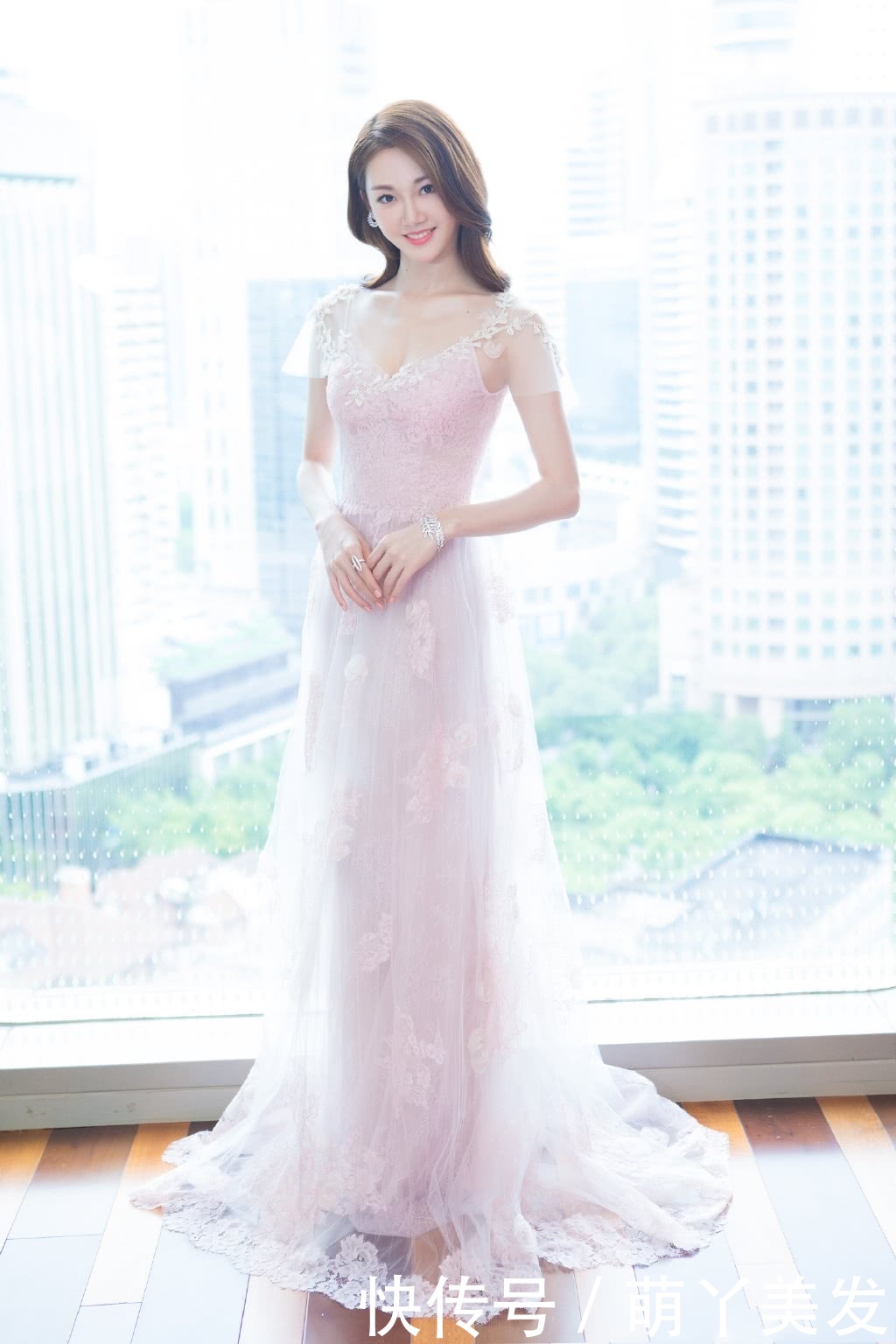 苗苗太拼了！薄纱裙透到跟没穿一样，网友：好歹里面也垫一垫吧？