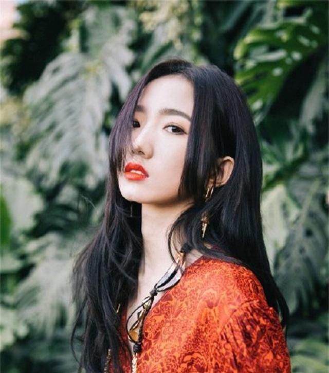  女人：上了年纪的女人,尽量这样弄发型,显年轻还拉高气质!