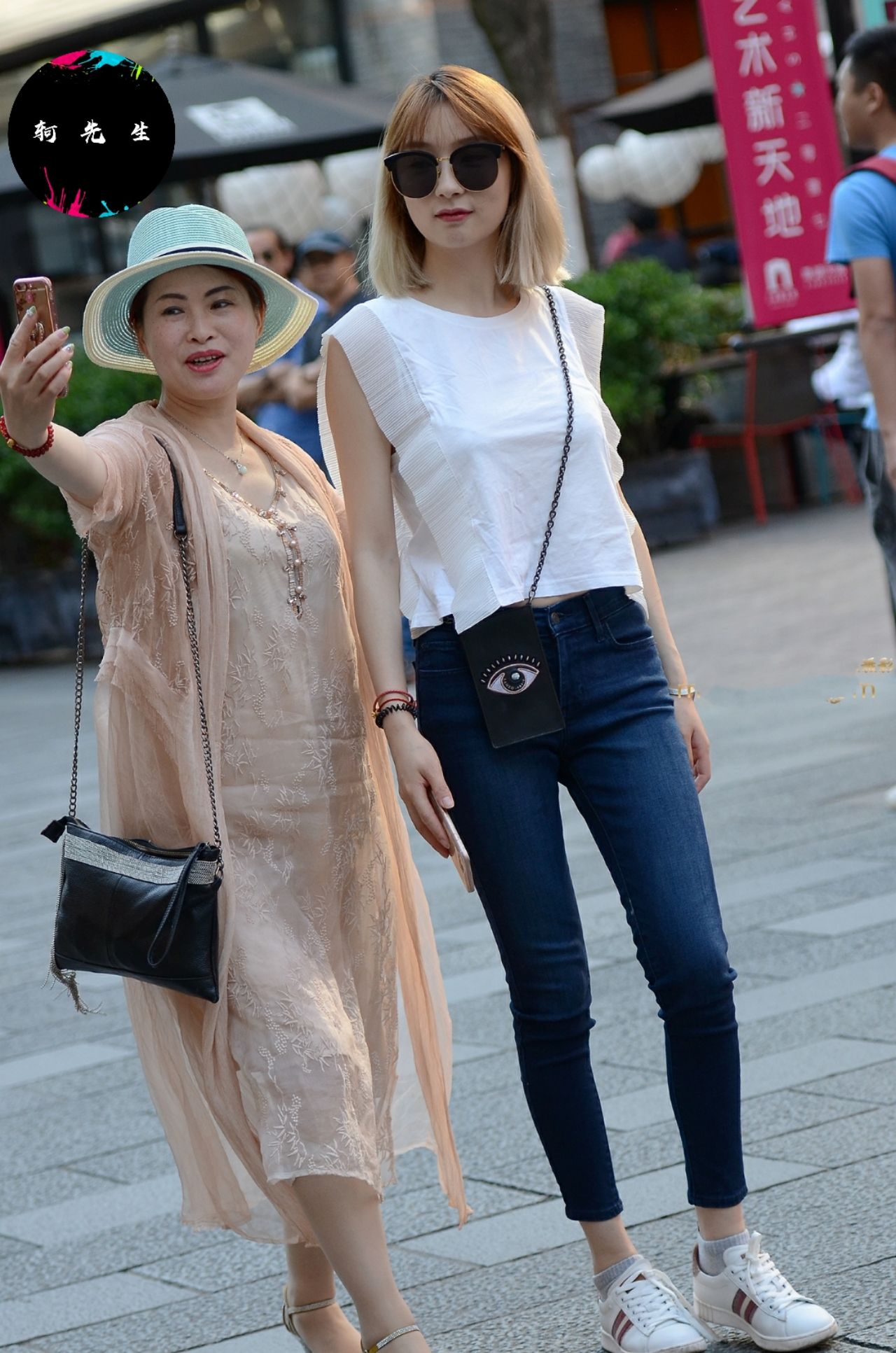 街拍“如果在大街上碰到图三能忍住不回头，那你一定不是男人”