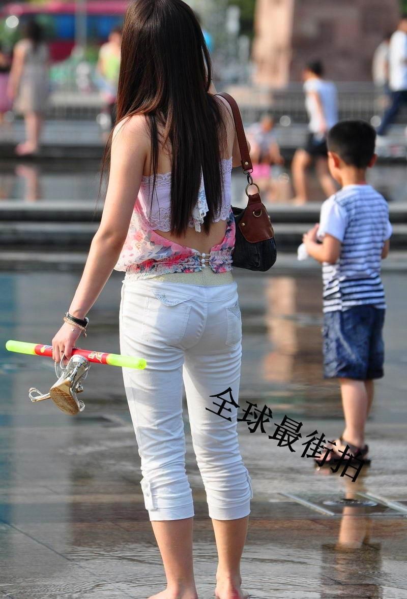 街拍:光着脚玩水的长发少妇，猜猜这脚多大的
