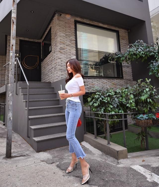 牛仔裤收紧腿部线条更突出女性的魅力，衬托出女性优美的曲线