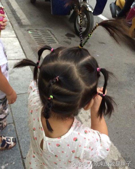 妈妈每天给女儿扎不一样的发型，把闺女交给爸爸带一天，扎心了!