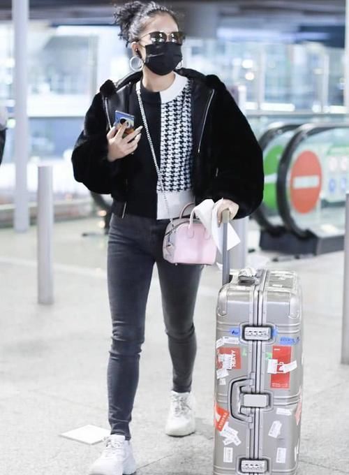  「新造型」王菊又现新造型，穿拼接卫衣搭毛绒外套，梳＂爆炸＂辫吸人视线