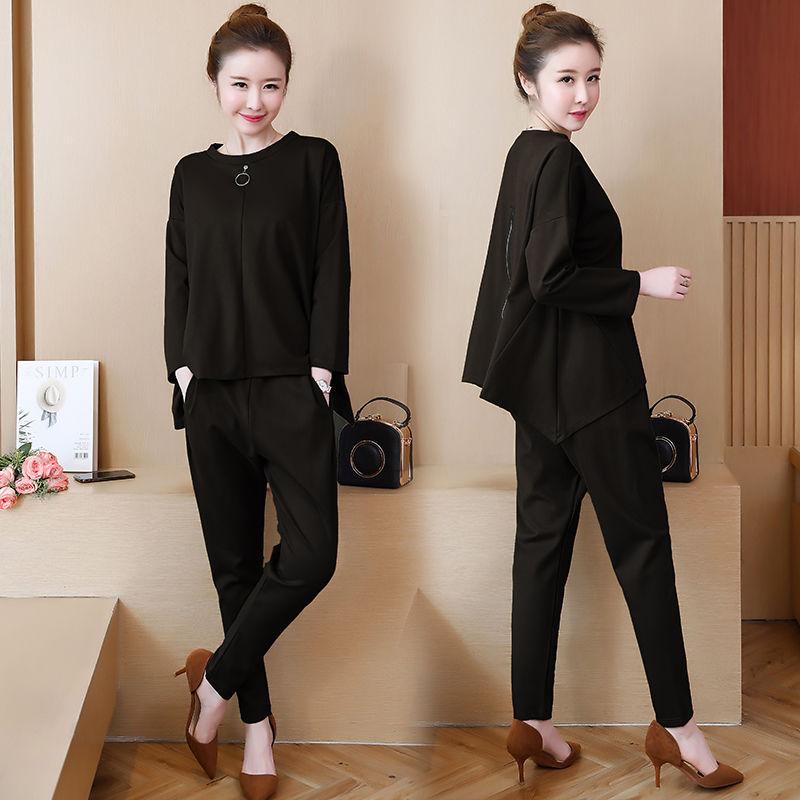 今年秋季流行穿黑色服装!显嫩显白，显瘦显高，40岁女人穿更美