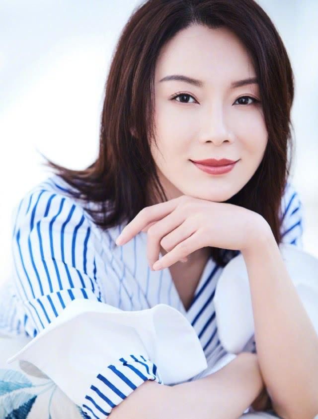 衣摆塞进@身穿灰色西装搭配黑色礼帽，优雅又干练，陈数的气质很难有人超越