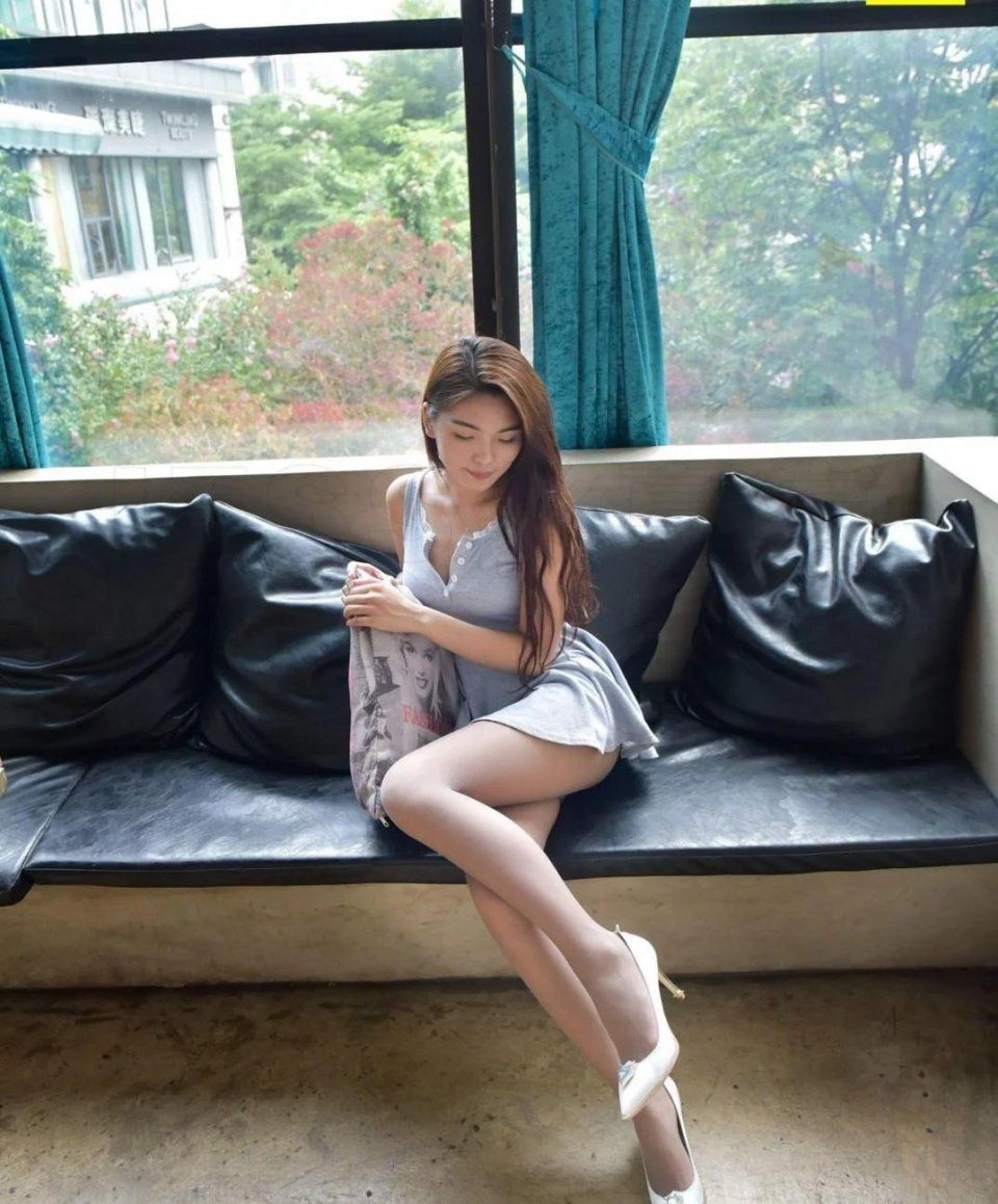 街拍性感的灰丝美腿短裙妹子