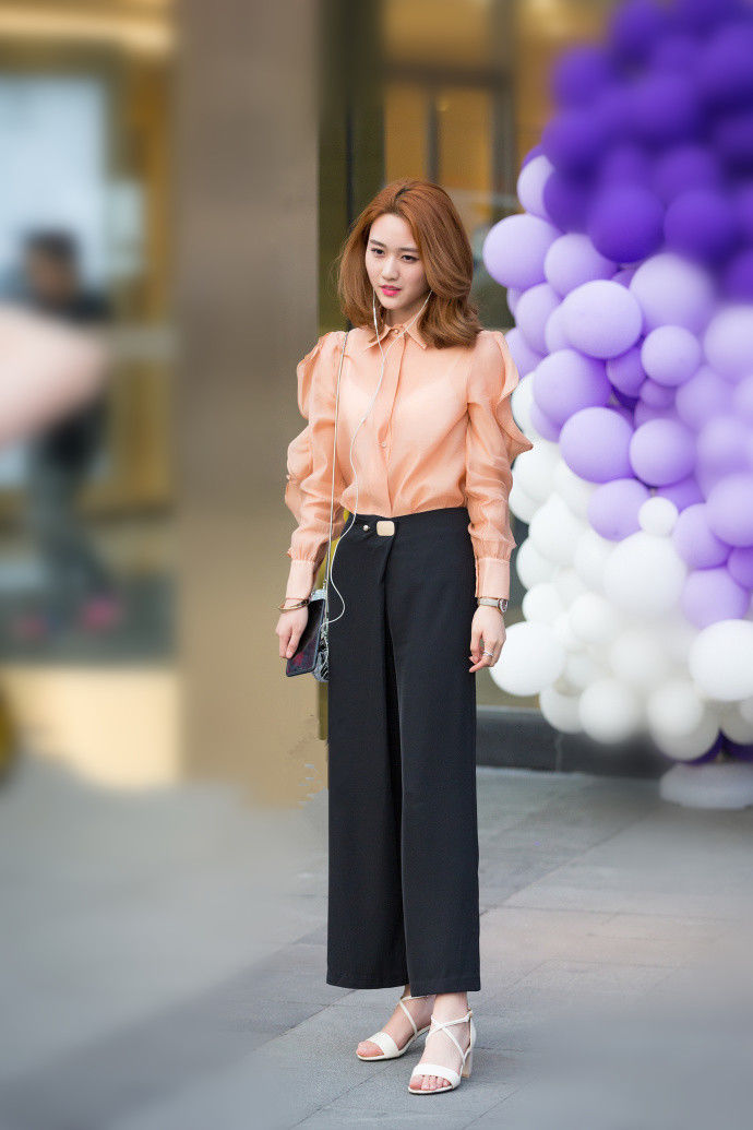 重庆街拍，清凉优美的时尚穿搭，妩媚的美不胜收