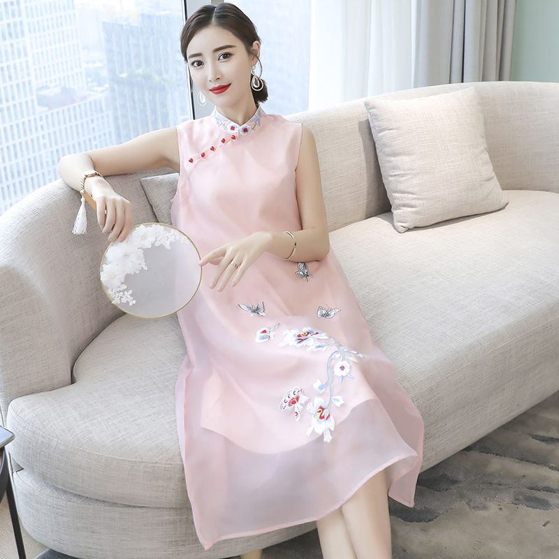 39岁的妈妈真没故意扮嫩，全靠减龄连衣裙，嫩的像20岁小姑娘