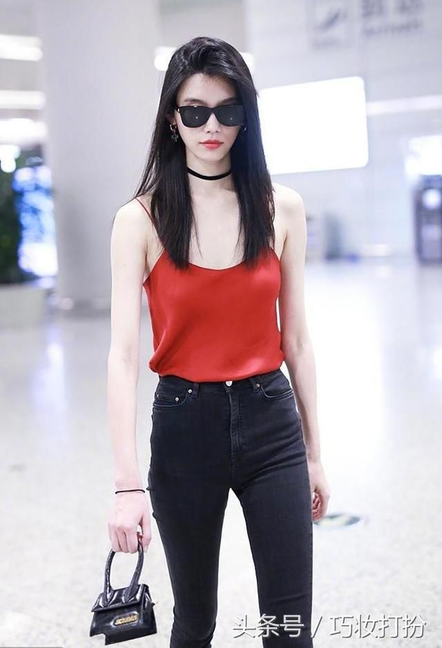 明星手包，唐嫣1.7万元的包手机都放不下，奚孟瑶的包只能装硬币