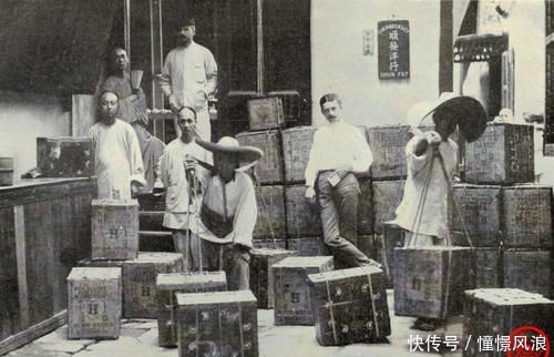 武官■晚清老照片:武官穿铠甲出席活动,独轮车载9个人