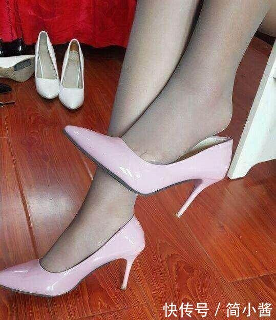 秀气的尖头设计,高跟鞋秀甜美风,散发女人优雅的韵味
