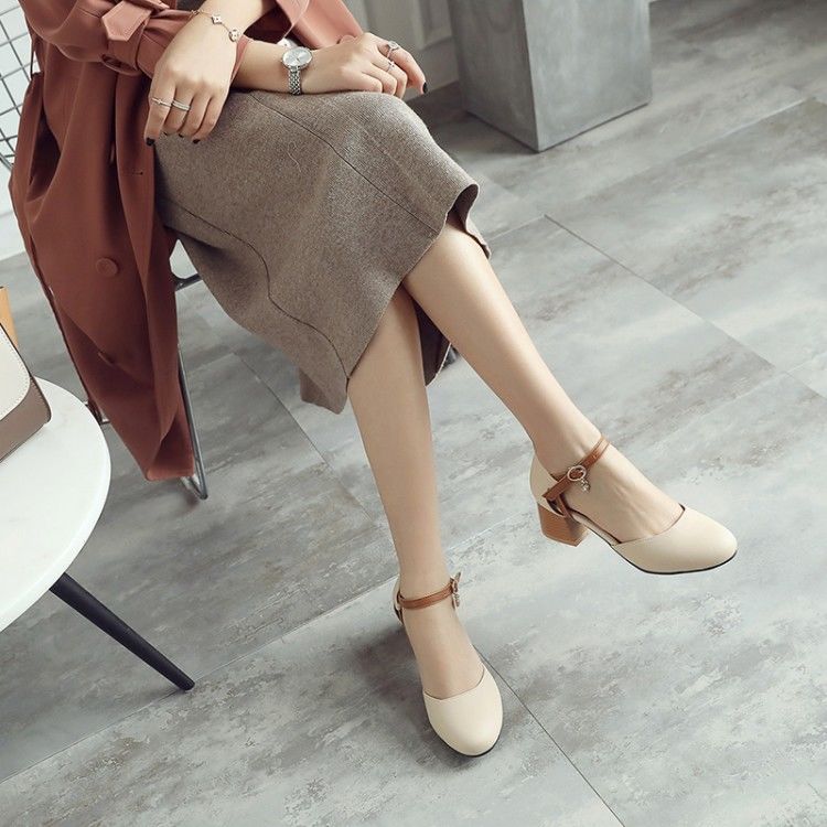 42岁老婆穿上高跟鞋,修饰美脚曲线,真的别有一番风情