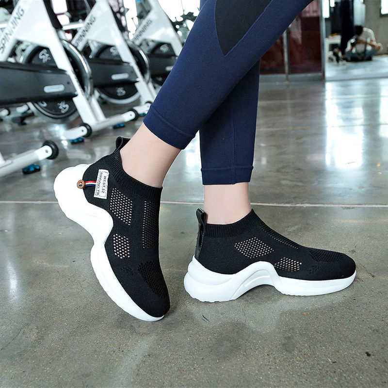 今年很流行的小白鞋，漂亮不贵还减龄，超有文艺范