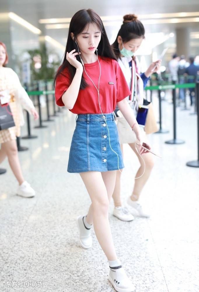 鞠婧祎这么瘦腰裙子都填不满，居然还要用手提着，76斤不是吹的