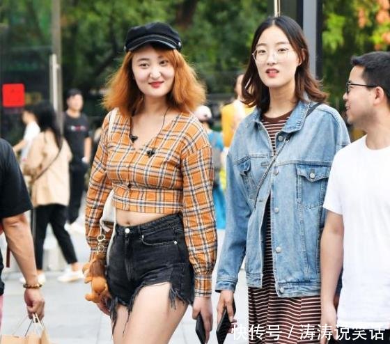  【位选择】街拍美女小姐姐搭配修身迷人的紧身裙，衬托出性感的线条！
