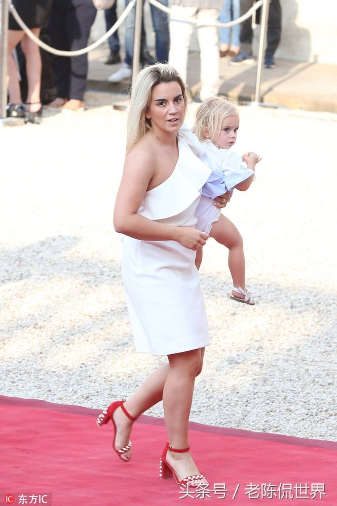 格列兹曼娇妻现身花车巡游 网友:这身材也难怪格刀喜欢胖妹