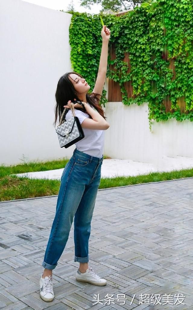 迪丽热巴的腿那么细，穿牛仔裤还那么紧，网友：快撑破了！