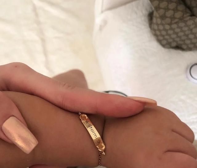  「很爽」做Travis Scott和Kylie的女儿是什么体验？Stormi:谢邀，很爽
