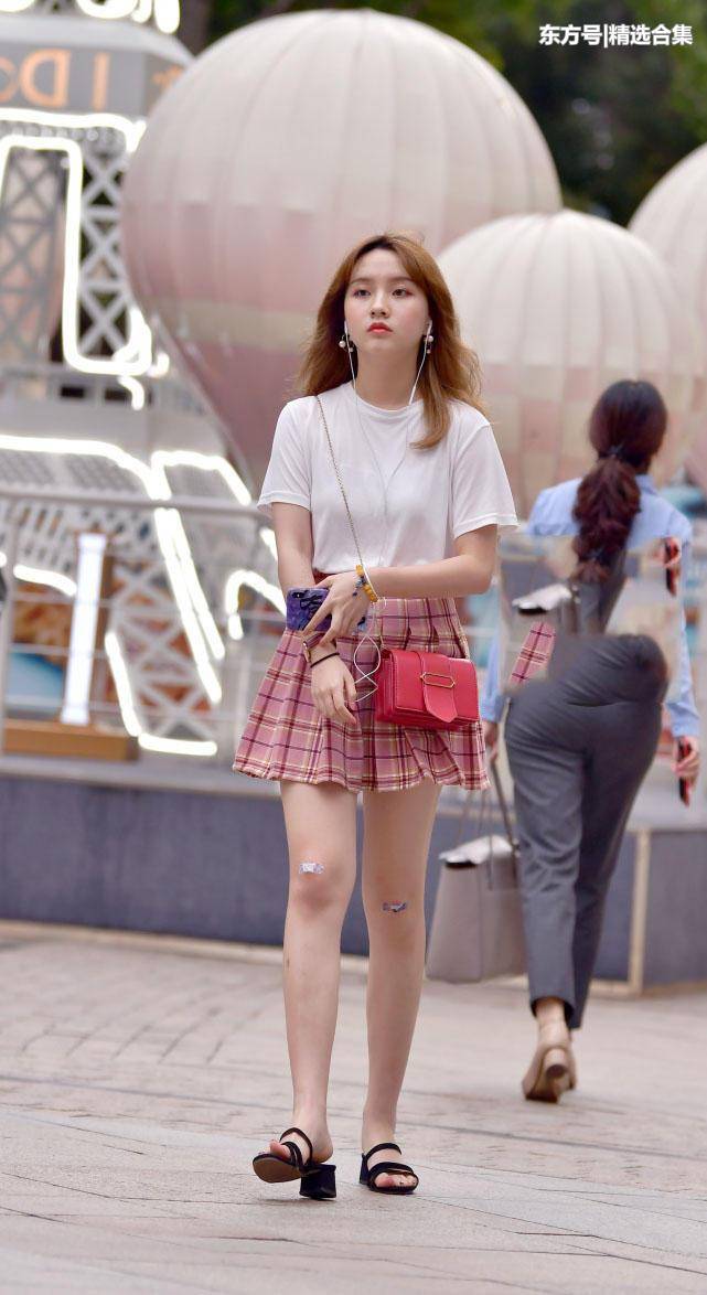 街拍美女：清纯小学妹穿粉色超短裙秀出一双笔直美腿