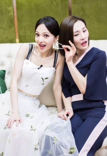 吊带裙只服她!穿到腰间瞬间就没了,网友:蚂蚁腰就是敢露!