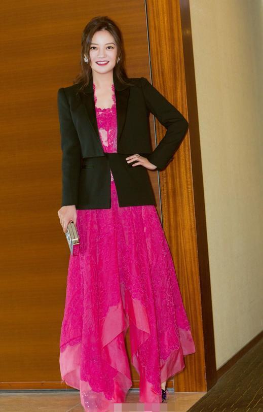 赵薇减肥用力过猛！紧身仔裤完全撑不起来，网友：简直换了一个人