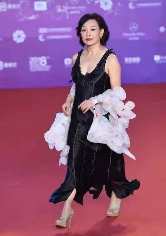 # 服老#穿吊带裙配皮草，却意外美出新高度，陈冲终于服老！58岁不装嫩