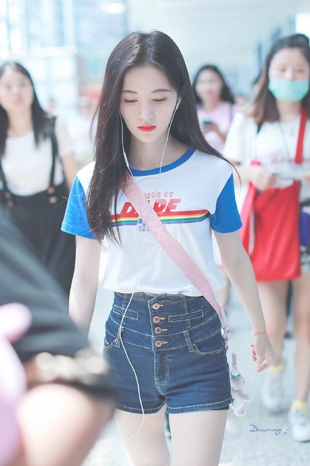 鞠婧祎身穿高腰牛仔短裤短到尽头,黑色打底裤都漏出来了