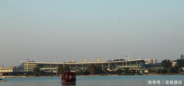 中国最美的两个火车站, 一个出站能看到湖, 一个出站能看到海!