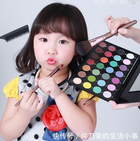 11岁女孩，同学们从未见过她的素颜，医生：她的骨龄才5岁！