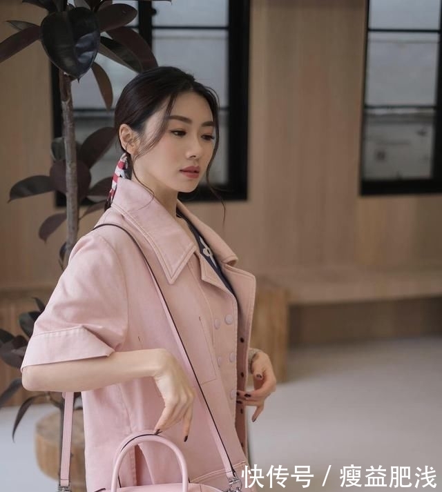  [高调]程晓玥穿一身名牌凹造型，换了发型气质都变得不一样，美得太高调