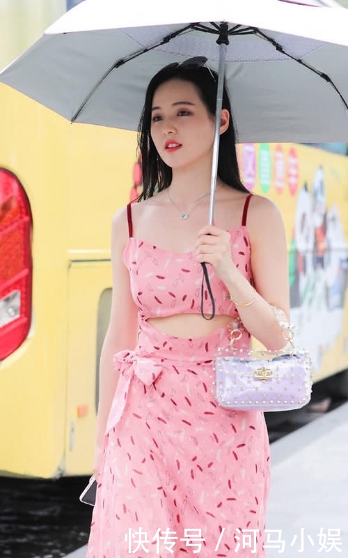 「尽显」樱花粉碎花吊带长裙,甜美可人,尽显气质女神的浪漫少女心