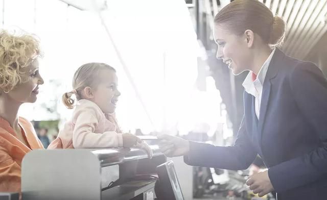 空姐制服的百年演变史，让你明白制服诱惑的真正原因