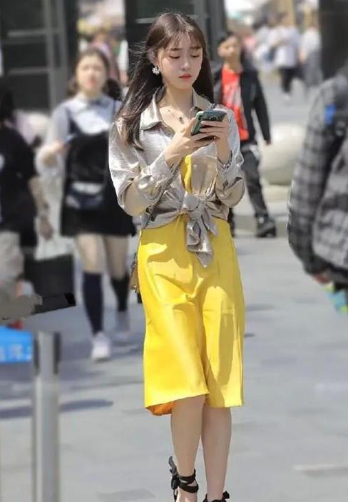 黑色@街拍:美目盼兮的美女,一条浅色的连衣裙,时尚优雅好身材