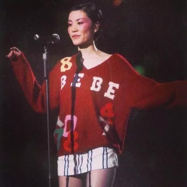 在穿衣服这件事上，王菲永远也不会过气