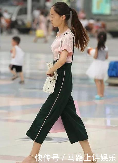 优美:优美穿搭,哪位更美呢?,街拍美女:俏皮可人的紧身裤小姐姐