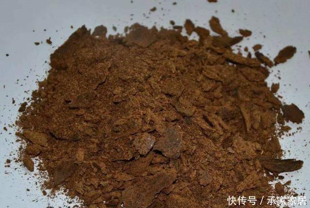 「充足」阳台怎样种韭菜？放“2样东西”到盆土里，叶片宽又厚，收获多