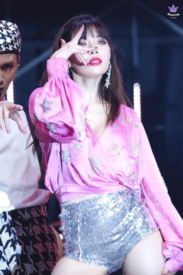 金泫雅真不愧是性感小野马，亮片裤短到不敢看，网友：脸都红了