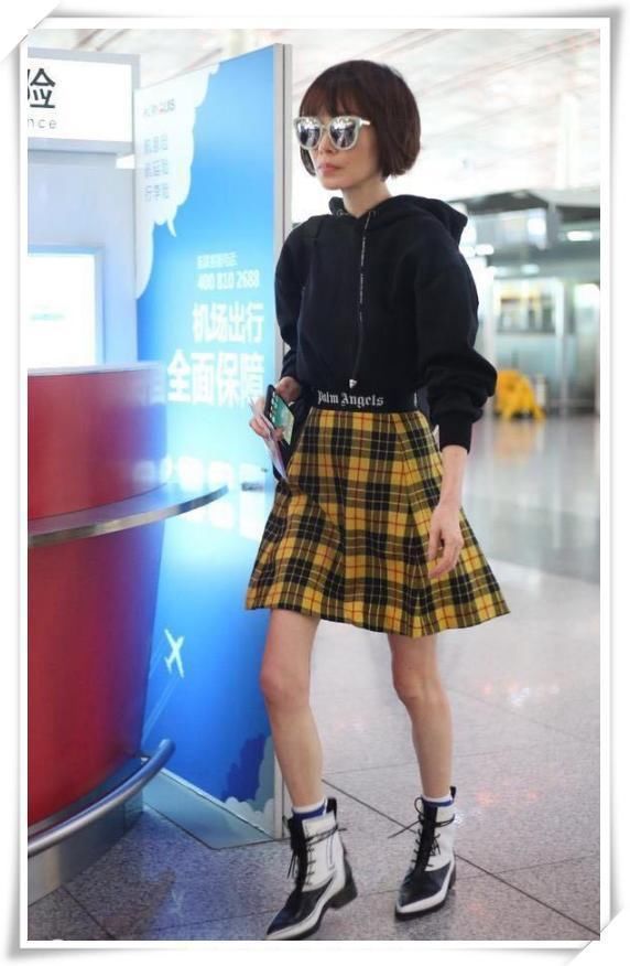 48岁鲁豫穿18岁衣服真的好吗?网友:法令纹和松弛的嘴角太吓人