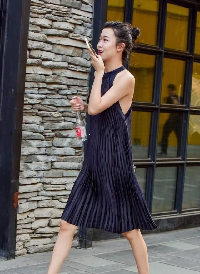  气质：气质的街拍:温婉可人的美女,修长的身材引人心动!