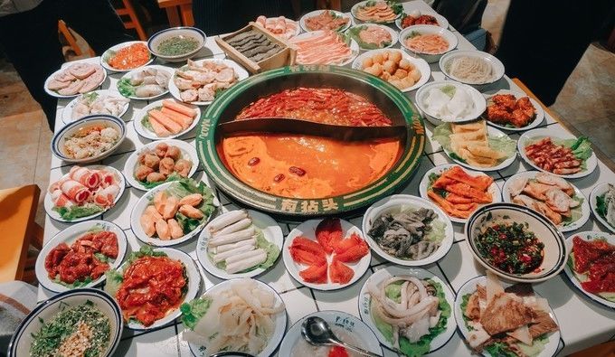  『饭点』成都最接地气的火锅，装修很市井，每到饭点排队的人很多