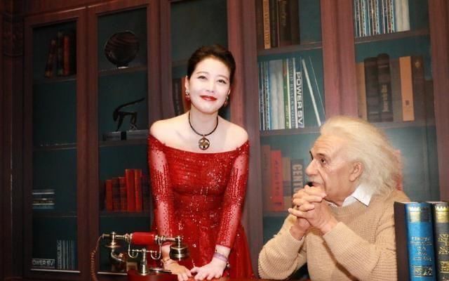 『女人』上了年纪的女人,穿红色连衣裙更有高级感