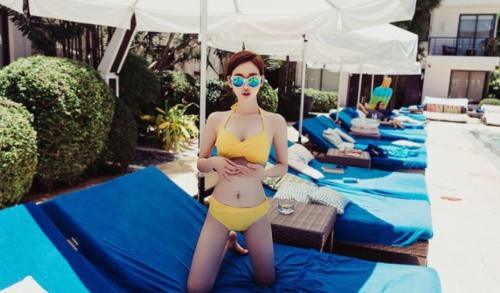 时尚潇洒的泳衣美女，身材曲线凹凸紧致，增添个性时尚感！