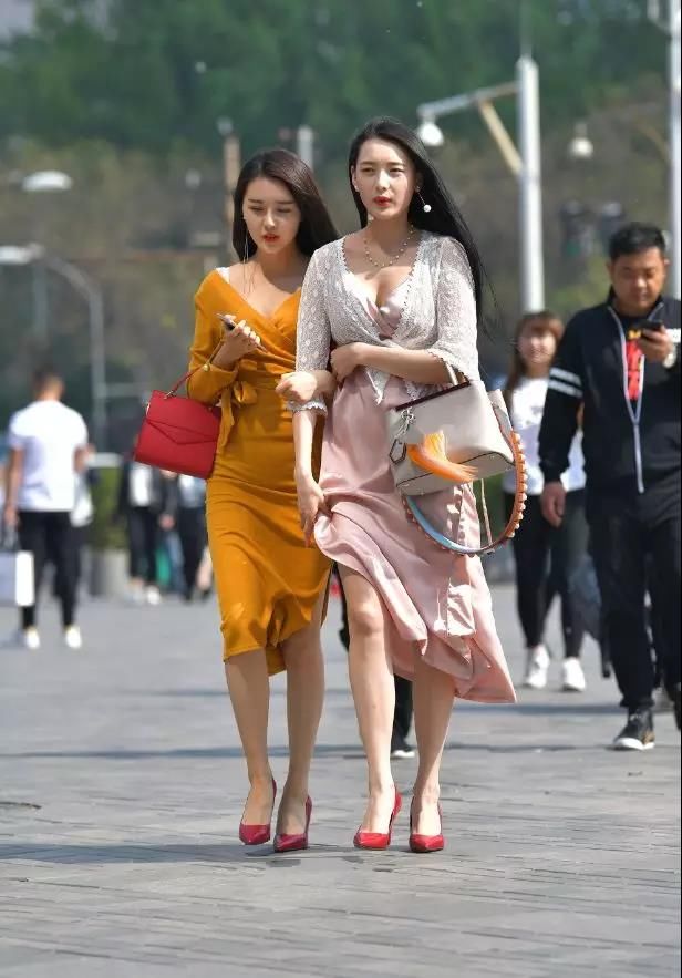 街拍路人,黄色裙子和粉色裙子的穿搭对比,很明显粉色裙子更抢眼